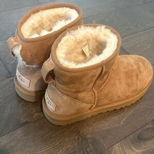 UGG Women’s Chestnut Boots Classic Mini II